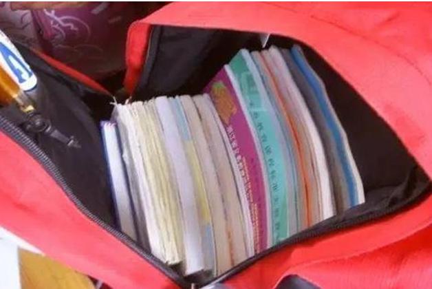 宝妈没事别翻熊孩子书包,里面是小叮当的口袋,会气到发笑