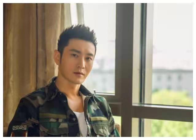 油腻大叔发型2020流行发型,40岁大叔雅痞风格侧背小卷发型