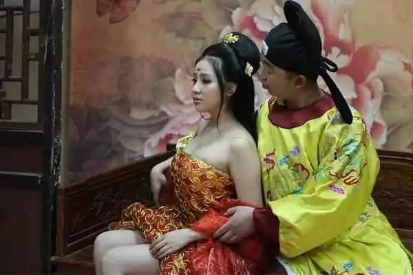 古时候妃嫔被打入冷宫，为何太监们总抢着伺候？