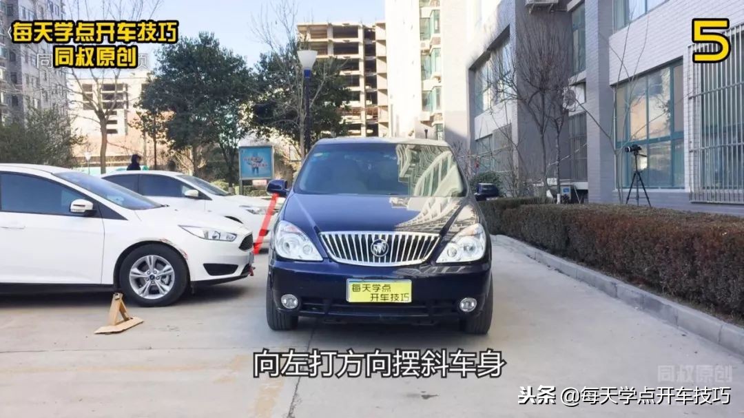 老小区狭窄空间倒车入库步骤详解,狭窄路右suv倒车入库实用技巧