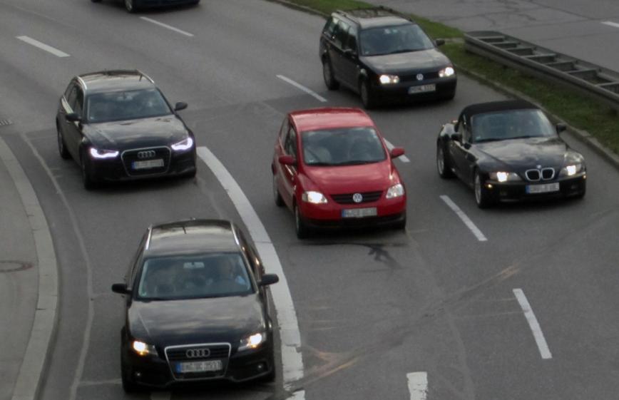 白天不开车灯会被扣分吗,白天没有灯晚上开灯费电吗