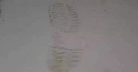 家里的白墙弄脏了怎样才能擦干净,家里白墙脏了怎么用乳胶漆补救