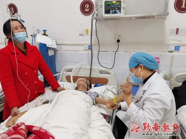 医院救治一氧化碳中毒,一氧化碳中毒民警紧急救助