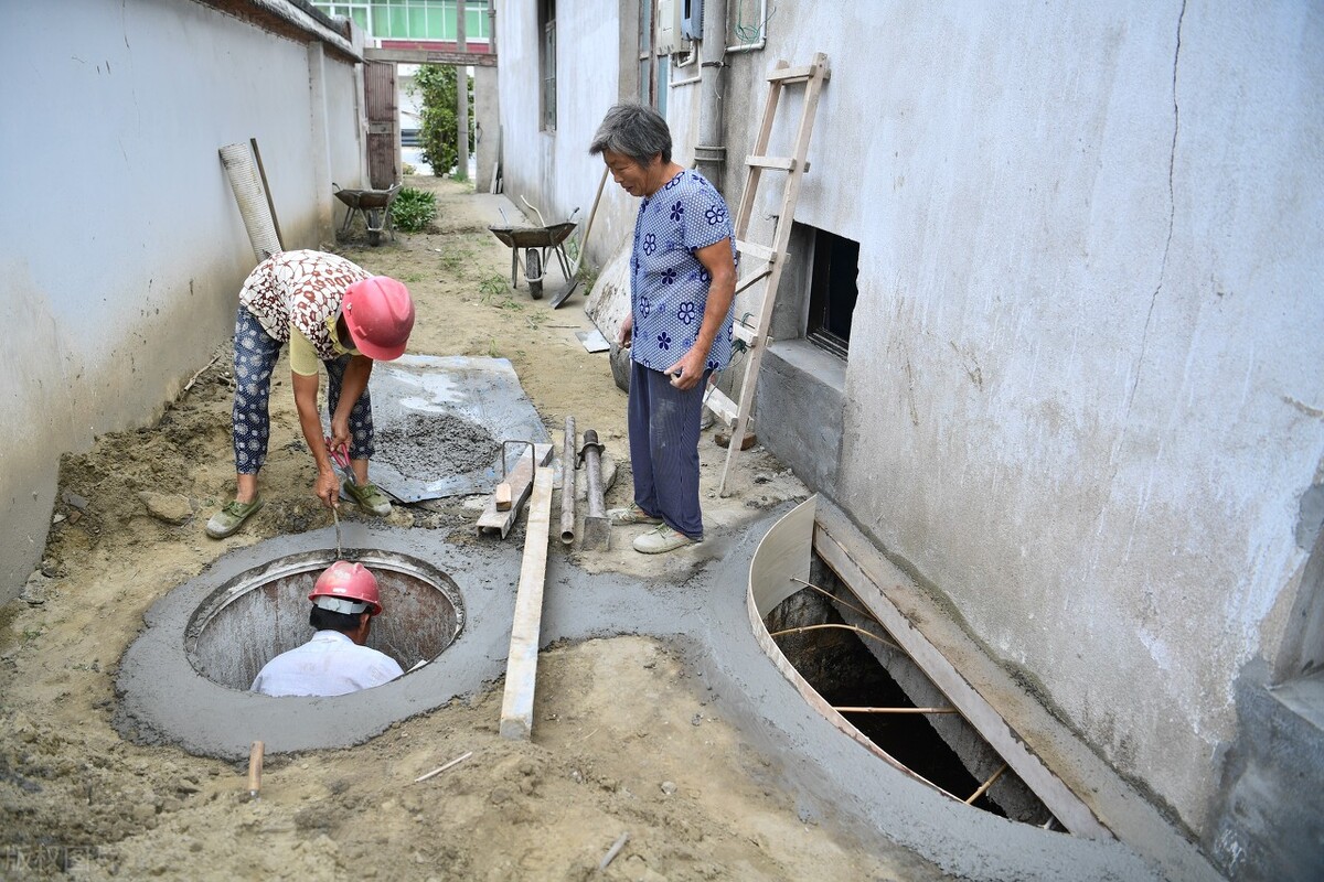 农村厕所改造后臭味很重,当前农村厕所改造的问题