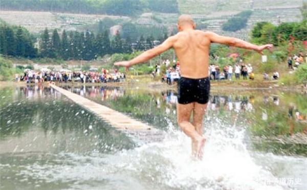 世上唯一还在练轻功的“武僧”释理亮，目前已经练到最后一重