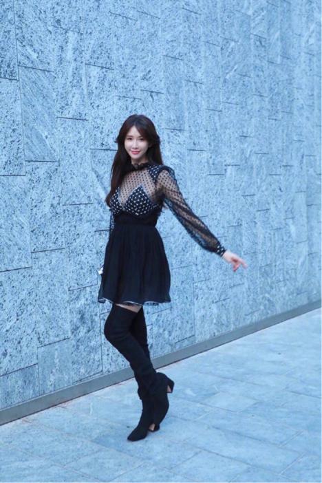 林志玲穿露肩上衣优雅迷人,林志玲穿深v裙图片