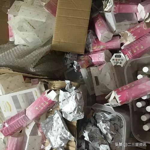 当年被干脆面集卡骗光零花钱的人开始拆“盲盒”了？
