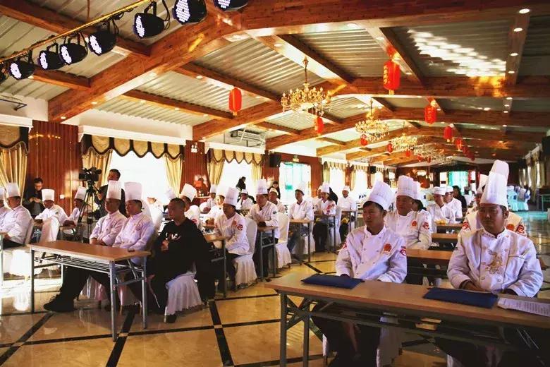 段跃平大师在五渡桥农庄菜品研修班上与学员分享学厨经历