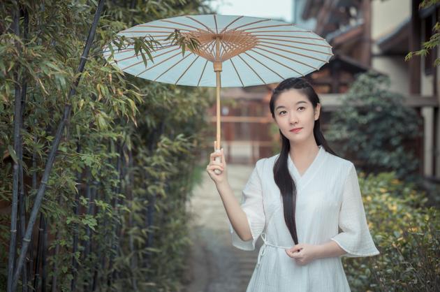 湖南南雅高中毕业的美女楚凌岚,曾因诗词被追捧,现在她工作如何