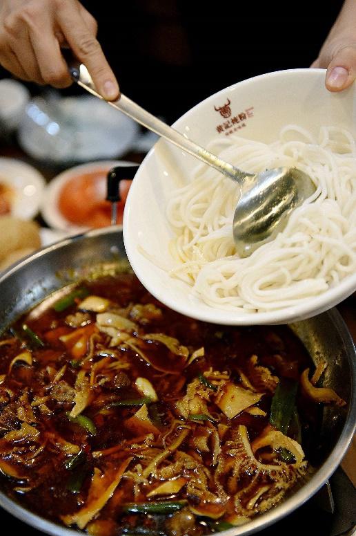 第一时间就是吃一碗广西特色米粉,湖南米粉最正宗的吃法