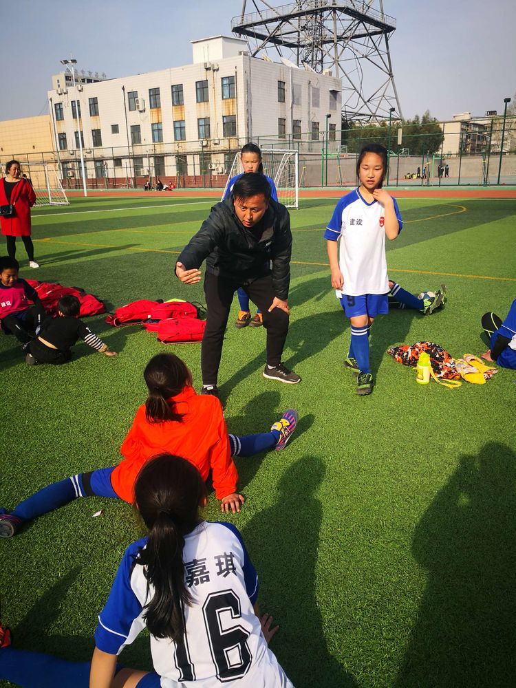 许昌市建设路小学在“市长杯”校园足球联赛中夺取男女生双冠军