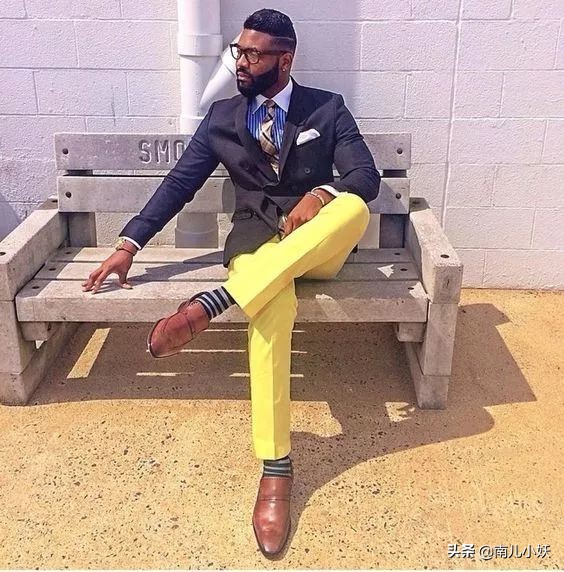 芥黄色上衣配什么颜色裤子好看,桔黄色紧身裤子配什么上衣