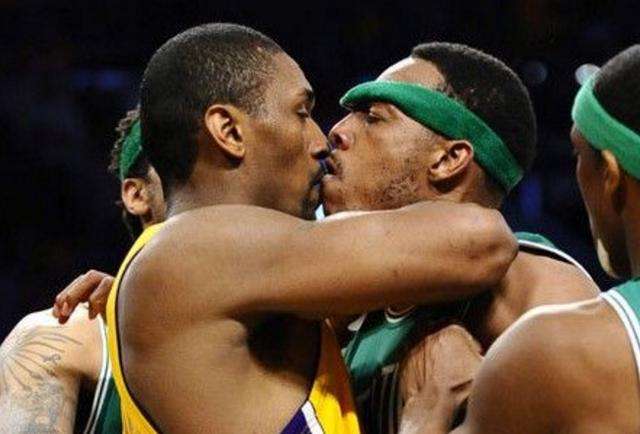 谁来管管？竟在大庭广众之下“接吻”？盘点球场上的“暧昧”瞬间