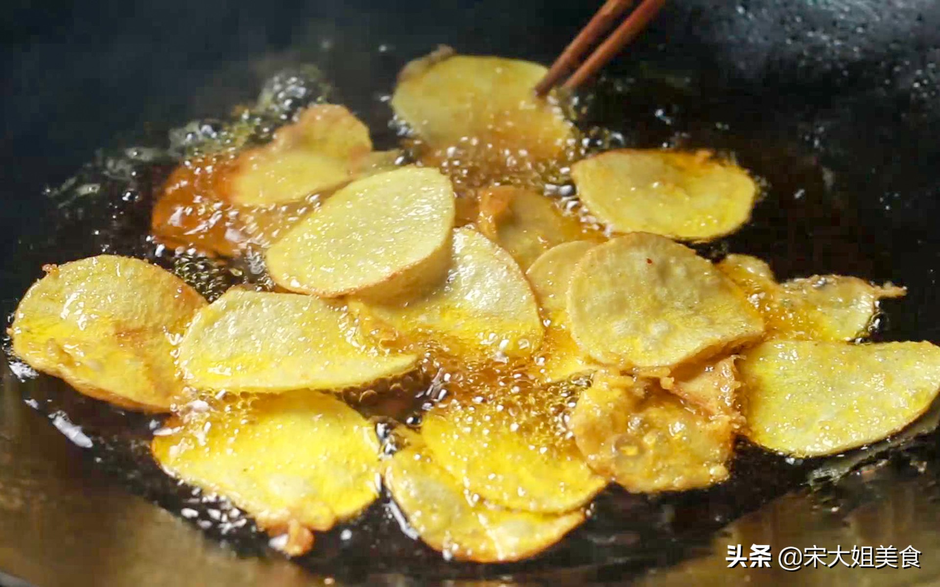 在家炸薯片做法简单又好吃,炸薯片5块钱一大盘