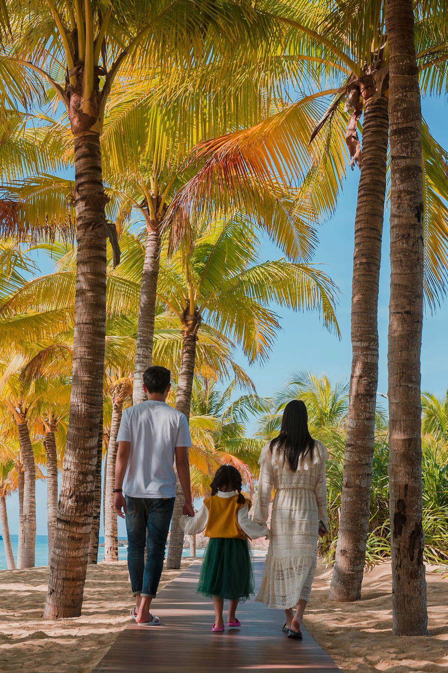 你在南方瑟瑟发抖，我在这里遛娃、看猴、赶海····