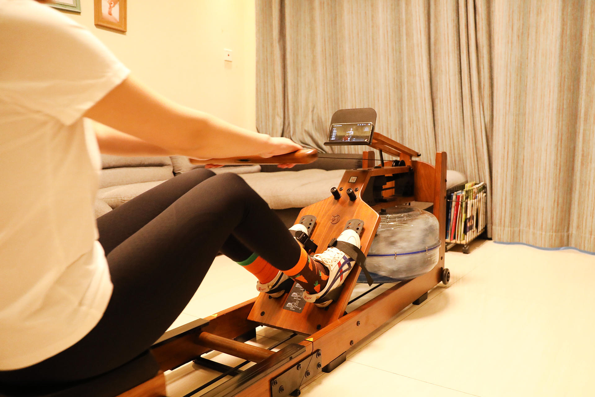 划船机30分钟燃脂训练方法,水阻划船机初学者应该怎么选择