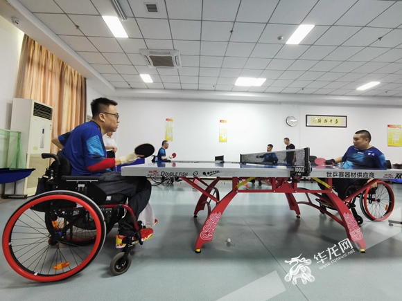视频|轮椅上“打天下”重庆残疾人乒乓球队赴津参加残运会