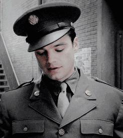 欠钱是owemoney，那“欠人情”的英文是什么？