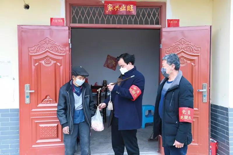 让*党**旗飘扬在战“疫”一线|“你们安心在家，我们跑腿代办”