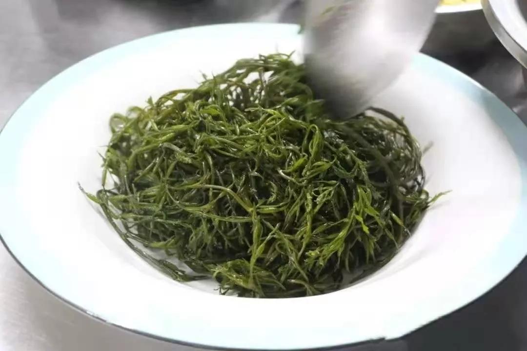 鞭炮笋结合小海鲜做成凉拌菜双重脆嫩在舌尖绽放