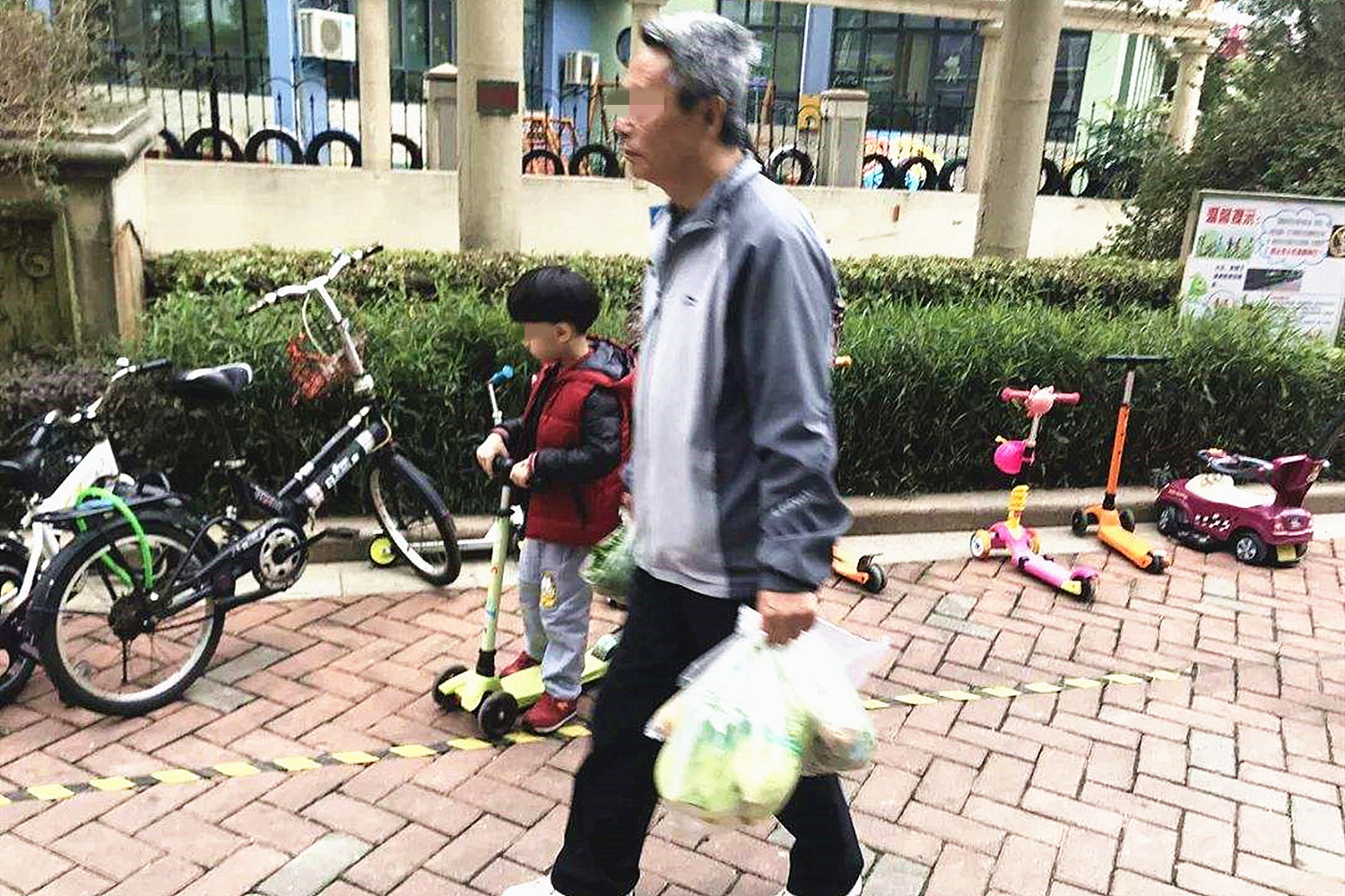 孩子问妈妈为什么咱家没有车,孩子问家里为什么没有车怎么回答