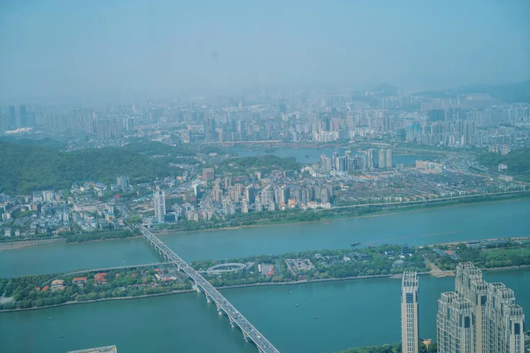 把繁华踩在脚下,将吃喝囊括周边。去长沙要住地标里