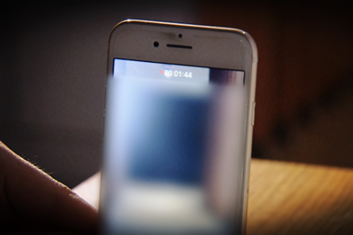 韩国公务员*拍偷**女性私密部位，一天上百次，手法娴熟，一气呵成