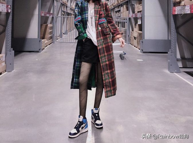 我穿搭学抖音钟爱黑丝配AJ这个社交娱乐至上的时代有何不可?