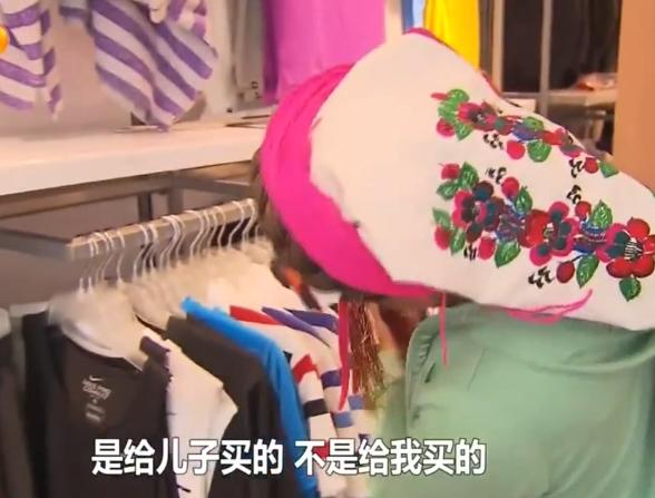 变形计富二代给爸爸买皮鞋,变形计穷富二代