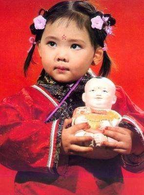 巧姐和板儿争抢东西,巧姐跟板儿换礼物