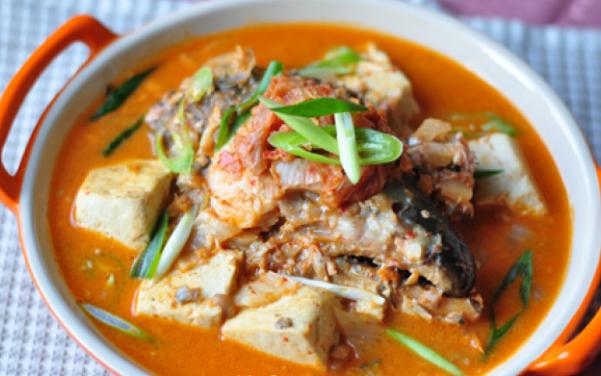 三文鱼头炖豆腐汤最正宗的做法,三文鱼鱼头豆腐汤的家常做法