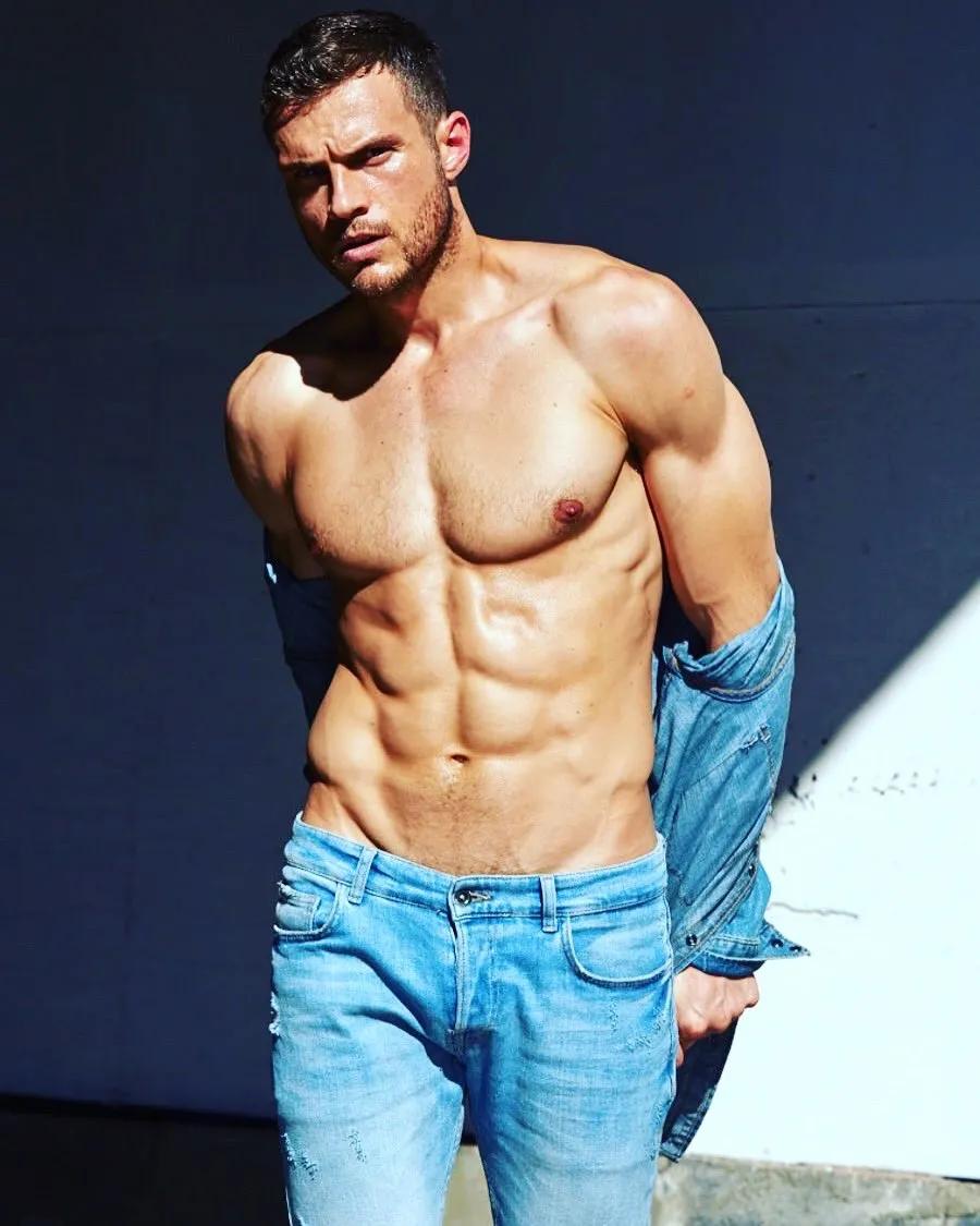 35岁的他登上中国版《时尚先生》封面,长得确实很帅