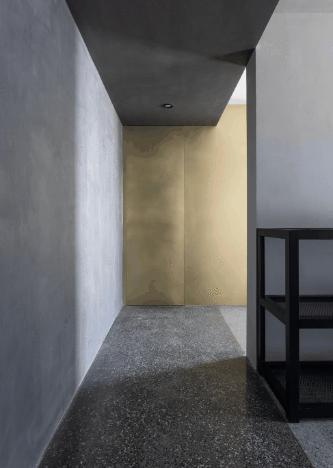 98年纹身师一人宅，酷炫工业风，家里一半面积是客厅