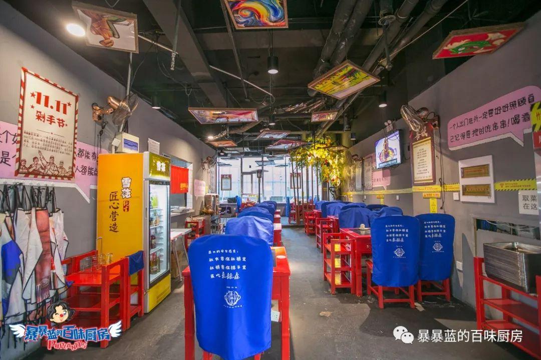 当成都老板爱上沈阳老雪，他开的串串香店锅底都有1瓶大绿棒