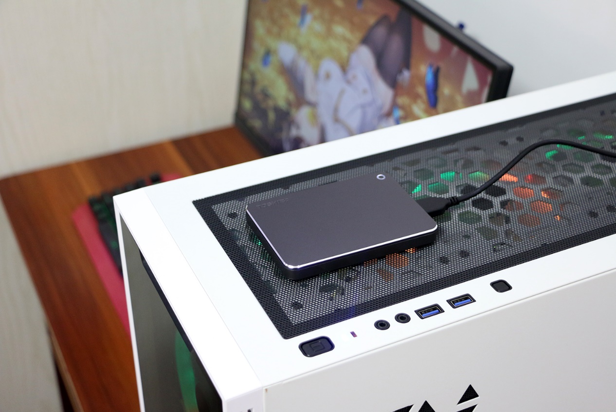 铝制外观可加密备份，东芝Premium移动硬盘照样玩大型3D游戏？
