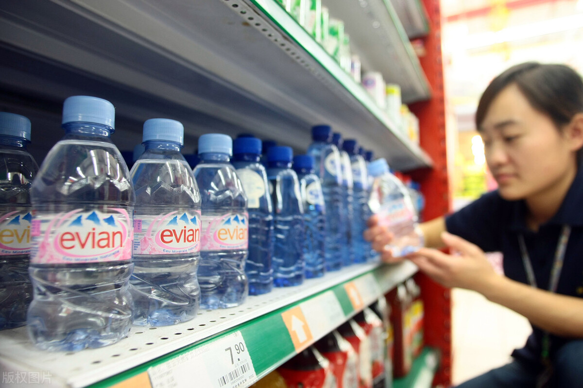 依云矿泉水纪念版,1500块钱一瓶左右的依云矿泉水