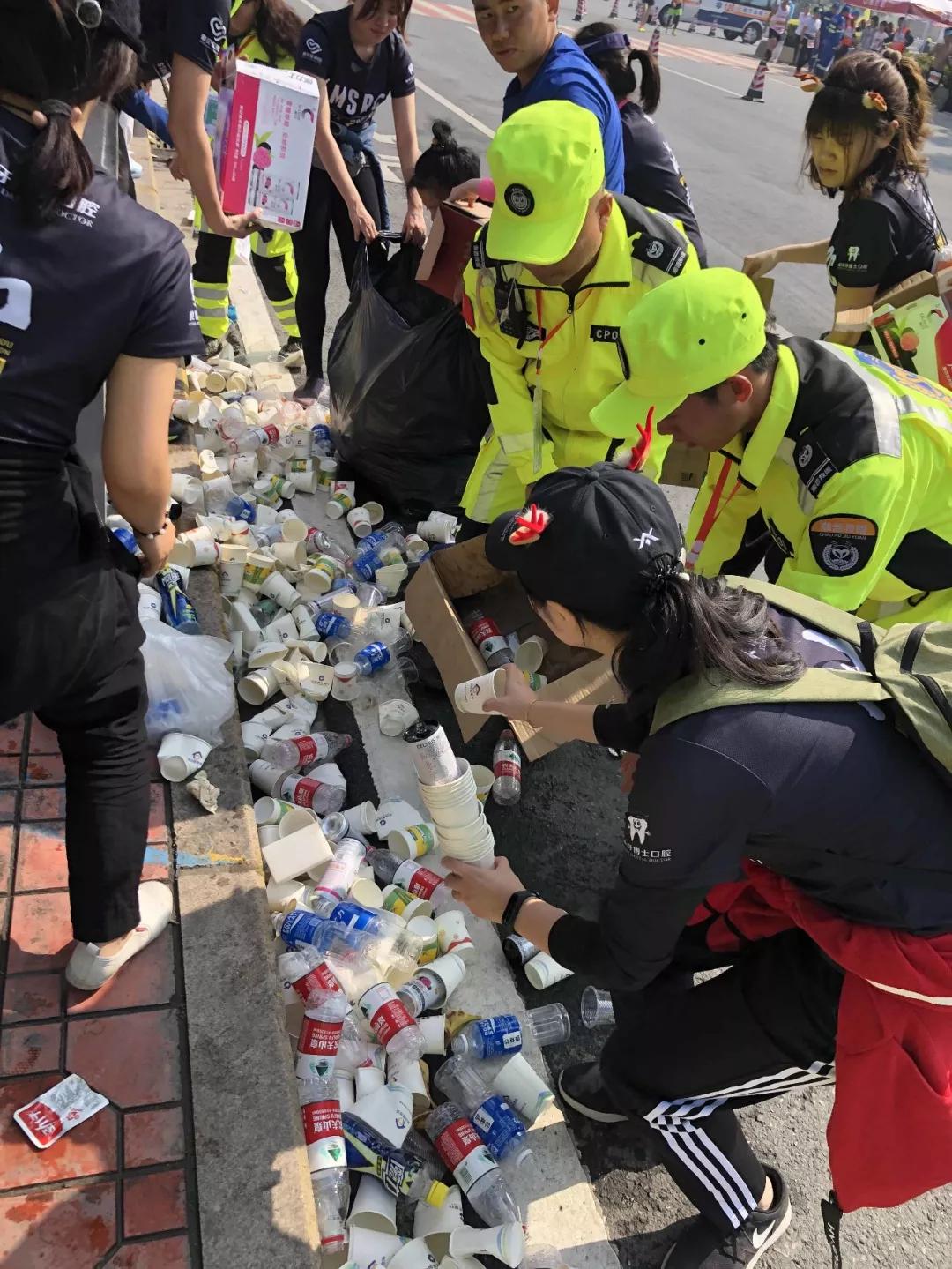 在街头当志愿者,凌晨四点出门当志愿者