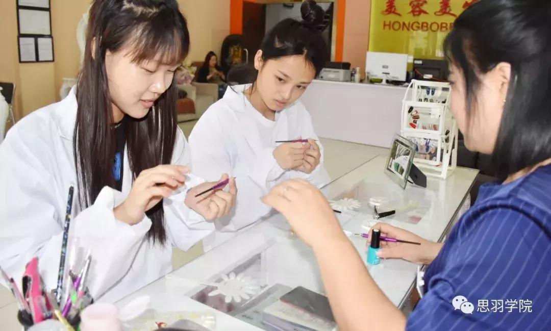 美甲店吸引客户进店,美甲店怎样与顾客沟通