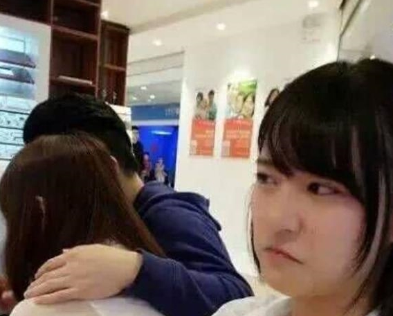 开心一刻：给女朋友发短信“我们分手吧”，她回了一句.