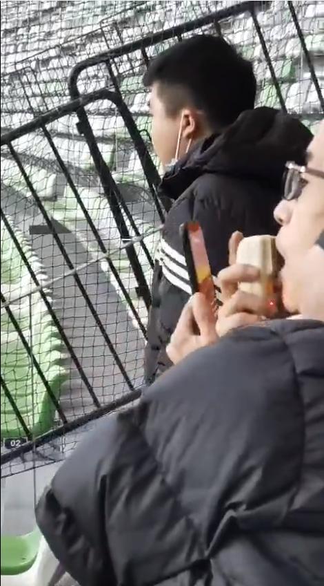 愤怒球迷赛后喊话球员,卓尔赛后球迷爆发冲突