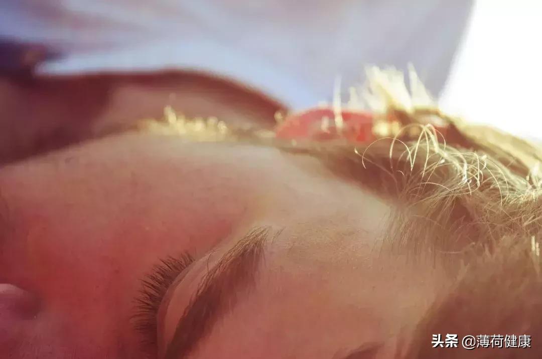 快速入睡黑科技：这8个小技巧，专治睡不着，学会就能10秒睡着