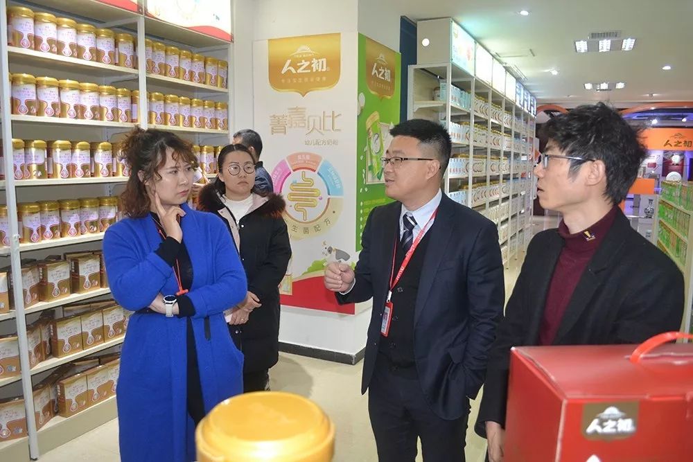 蜜蜂飞来一天为什么又飞走了,一群蜜蜂从天上飞过啥情况