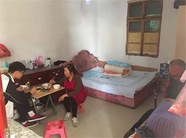 高考工厂毛坦厂万象：有人开保时捷来租房，吃喝住洗全包一年三万