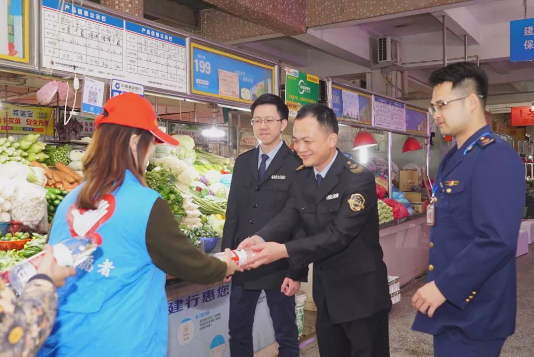 冬日里的温暖传递,冬日的温暖和幸福在彼此间传递