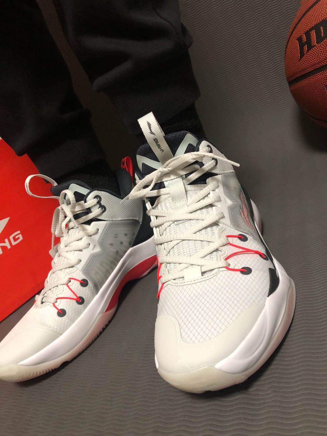 李宁8083ultra和利刃3v2哪个好,国产性价比高的篮球鞋实战推荐