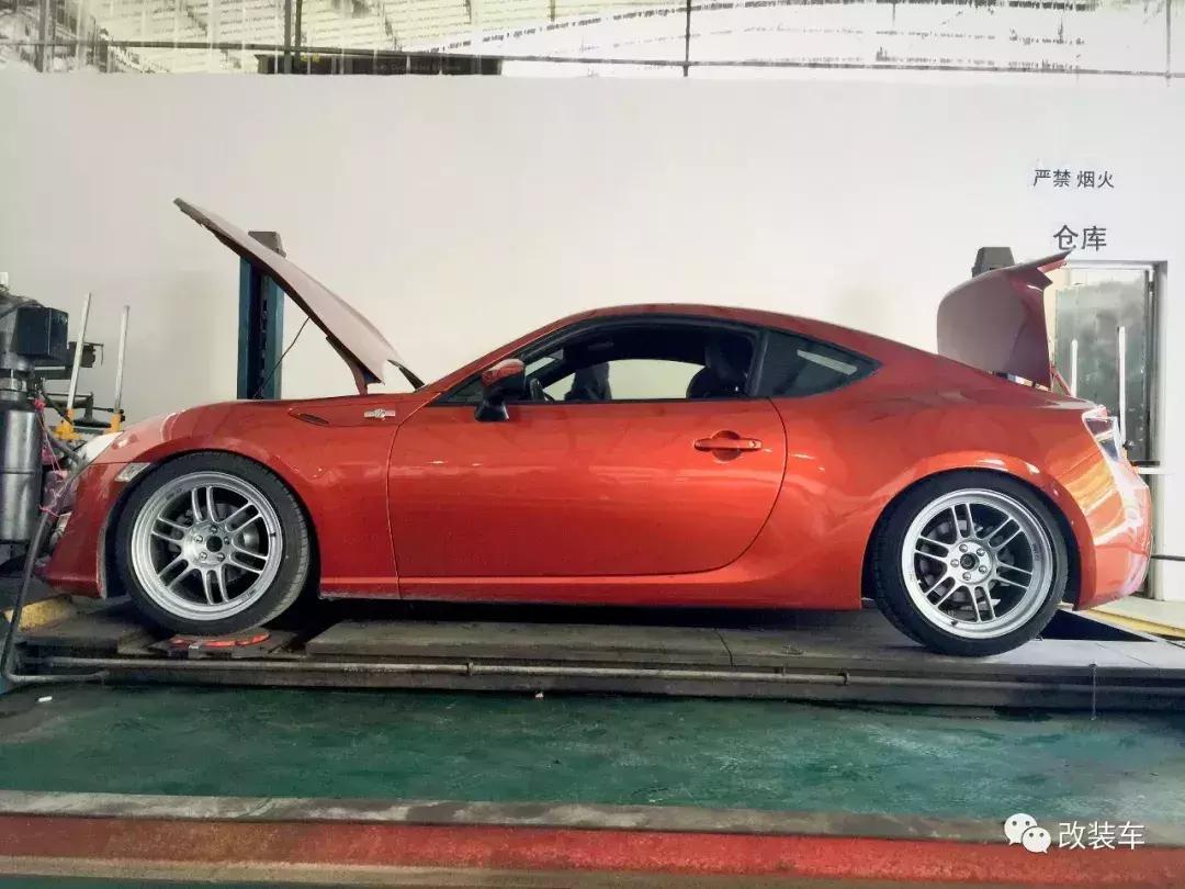 丰田86轮毂装18寸还是17寸好,丰田86加宽体