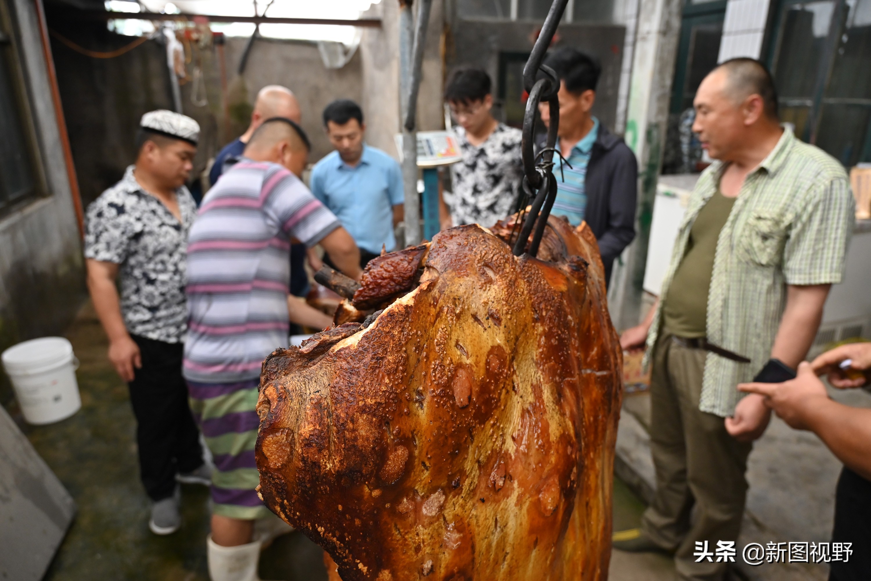 猪价下跌,夫妻“烤全猪”停烤2年后开烤,200斤烤肉出炉就卖光