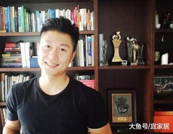 *小鹏李**晒出自己的豪宅,一家人住在豪华别墅,周围属于富人区