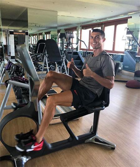 C罗拍摄女友和大儿子健身视频！霸道总裁一家子都在不停地奔跑