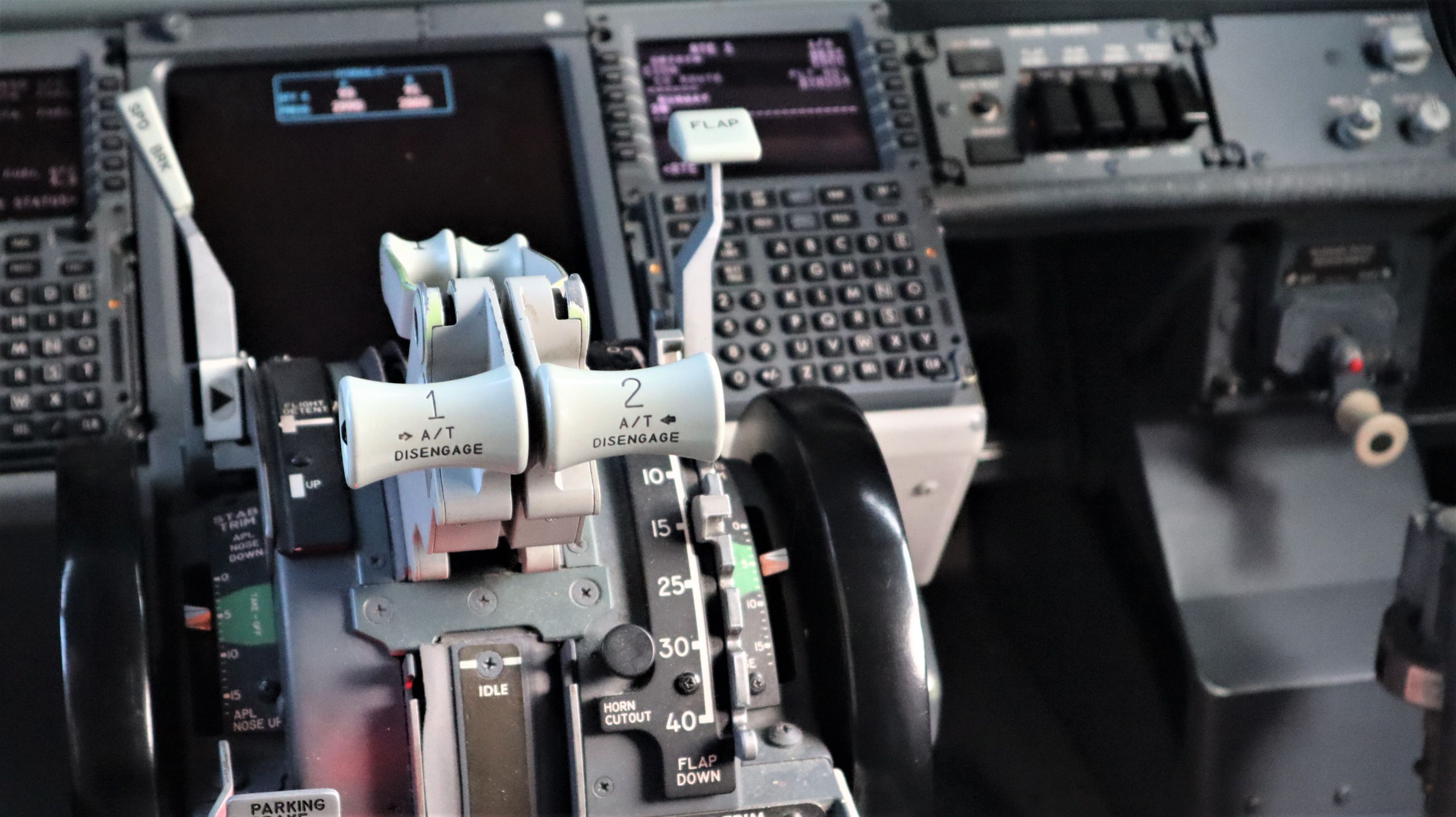 票价100块的欧洲超短线！座椅比国内廉航还窄，坐几分钟都受不了